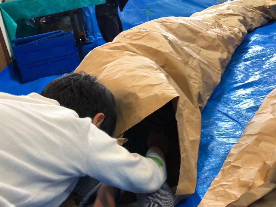 紙袋を繋げて繋げて長いトンネル